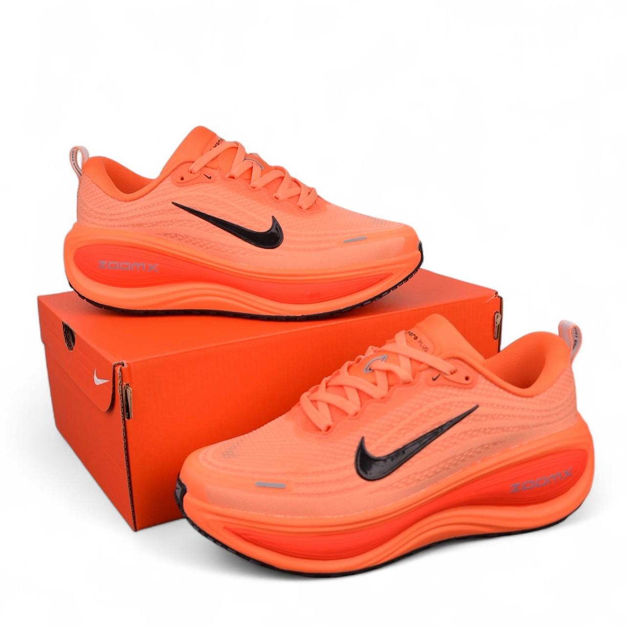 Маратонки Vomero Plus Orange Pulse